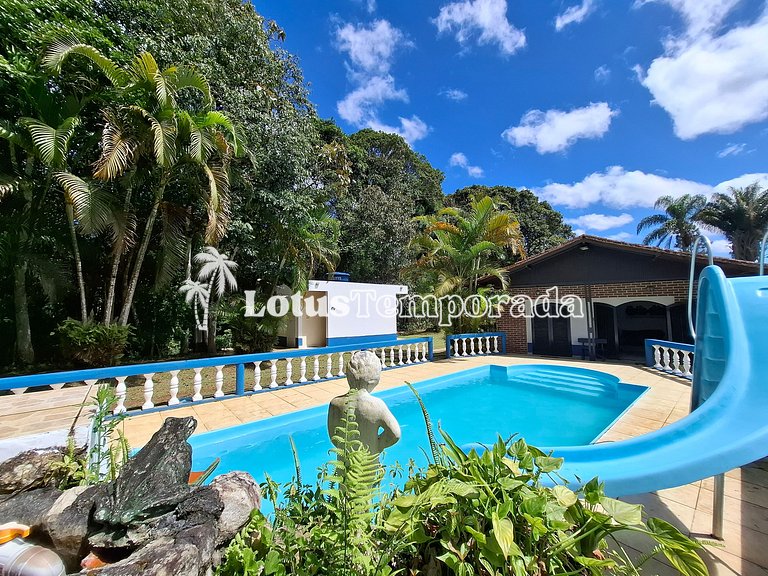 Sitio com piscina, campo de futebol e lagos LT0015