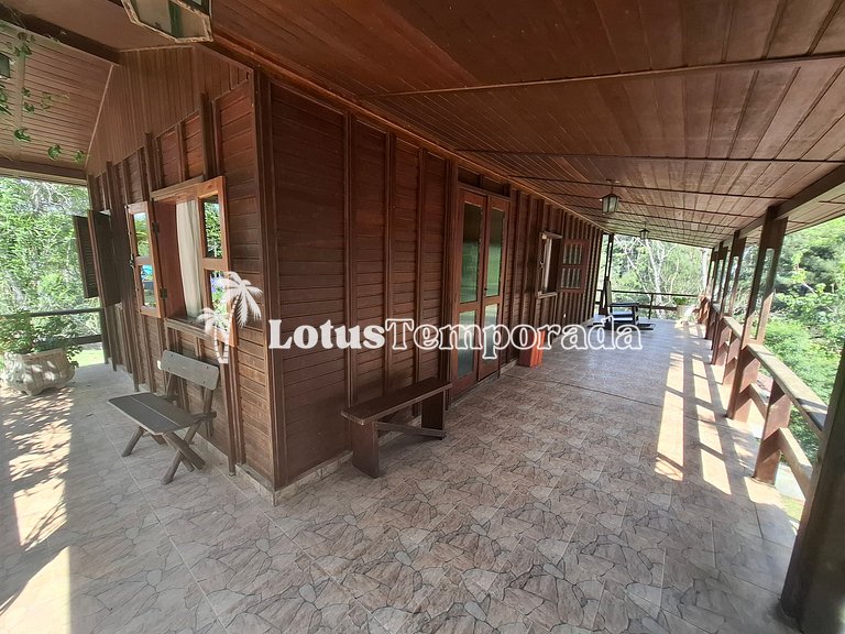 Sitio com piscina, campo de futebol e lagos LT0015