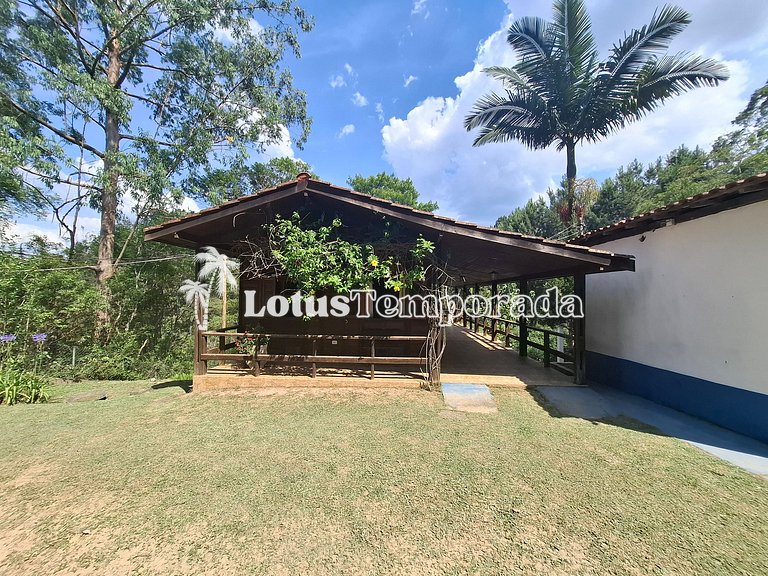 Sitio com piscina, campo de futebol e lagos LT0015