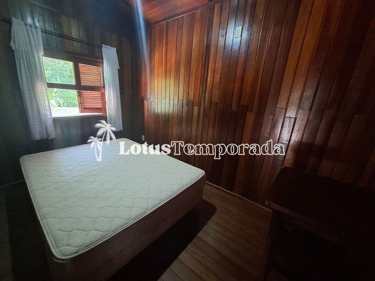 Sitio com piscina, campo de futebol e lagos LT0015