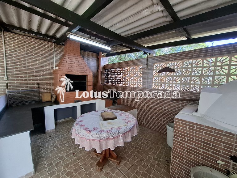 Sitio com piscina, campo de futebol e lagos LT0015