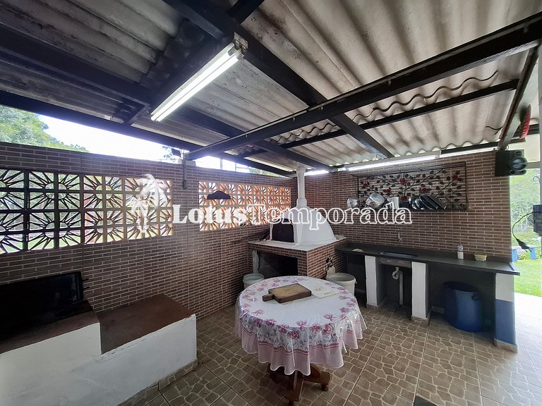 Sitio com piscina, campo de futebol e lagos LT0015