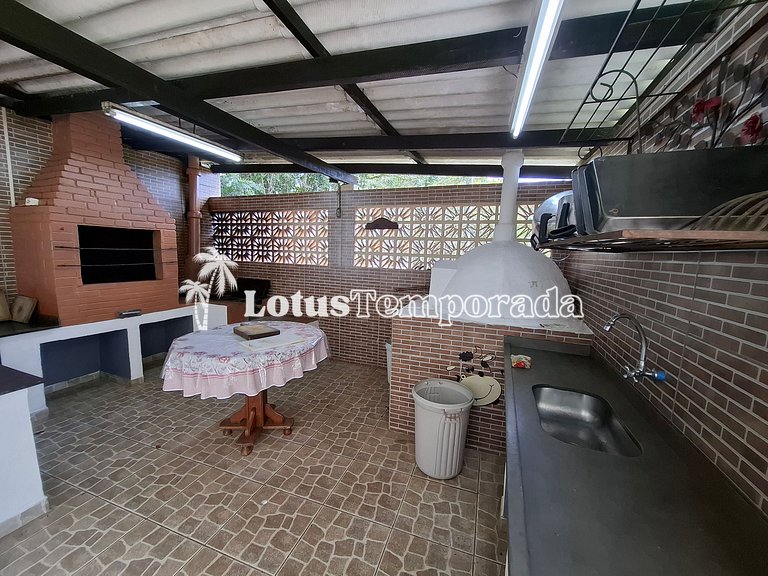 Sitio com piscina, campo de futebol e lagos LT0015