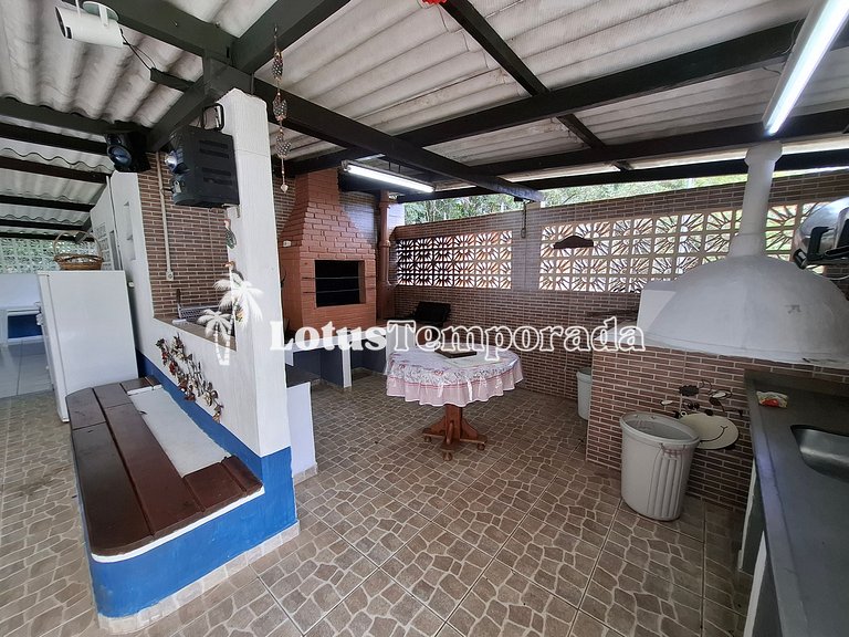 Sitio com piscina, campo de futebol e lagos LT0015