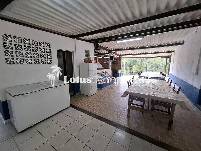 Sitio com piscina, campo de futebol e lagos LT0015