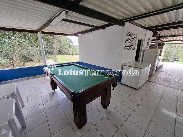 Sitio com piscina, campo de futebol e lagos LT0015