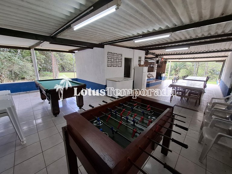Sitio com piscina, campo de futebol e lagos LT0015