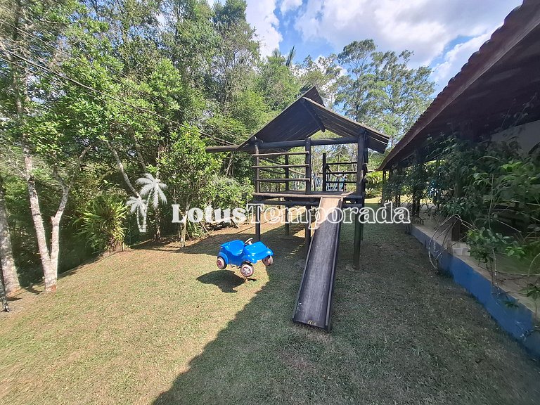 Sitio com piscina, campo de futebol e lagos LT0015