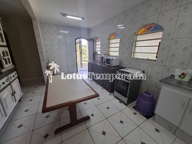 Sitio com piscina, campo de futebol e lagos LT0015