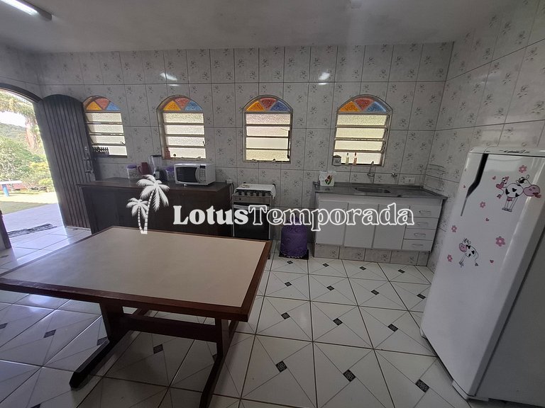 Sitio com piscina, campo de futebol e lagos LT0015