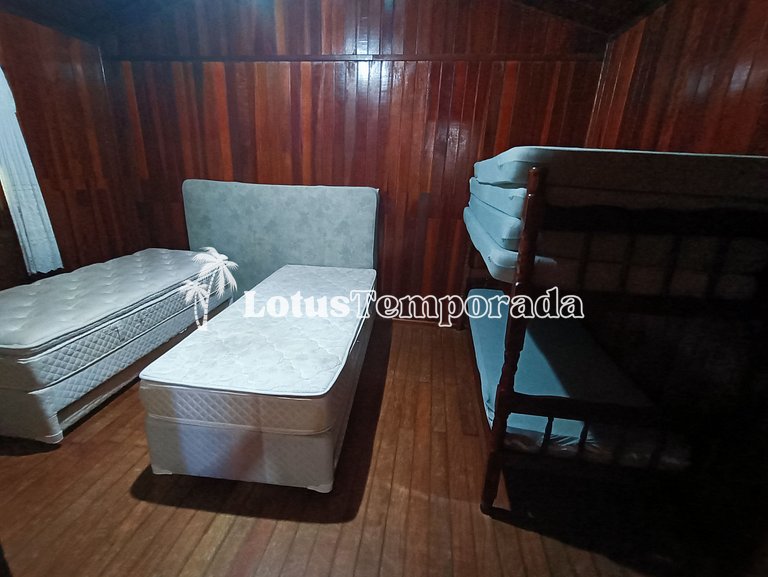 Sitio com piscina, campo de futebol e lagos LT0015