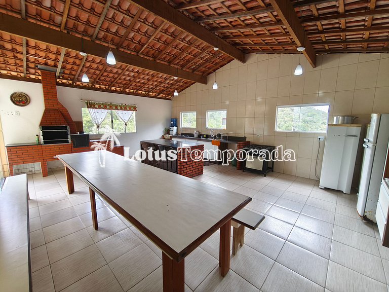 Sítio com 08 dormitórios, piscina e salão de jogos LT0042