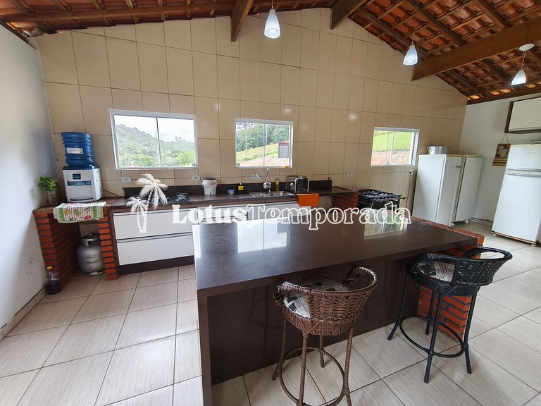 Sítio com 087 dormitórios, piscina e salão de jogos LT0042