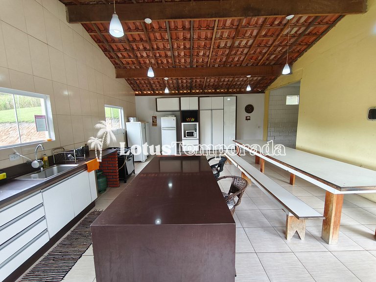 Sítio com 07 dormitórios, piscina e salão de jogos LT0042