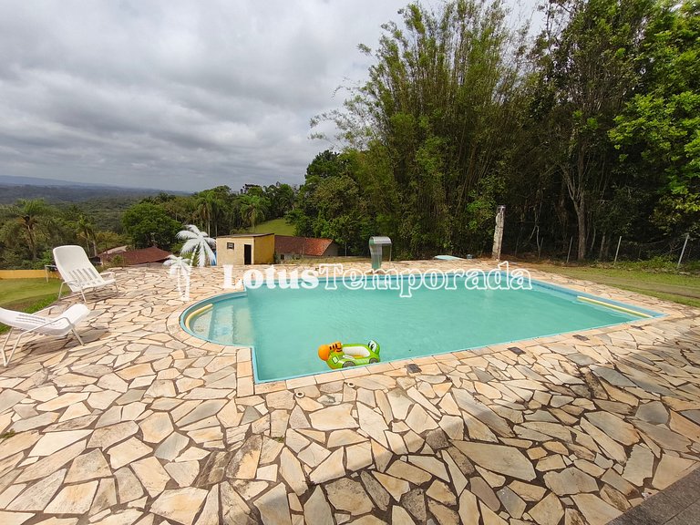 Chácara com 4 dormitórios e lazer completo LT0081