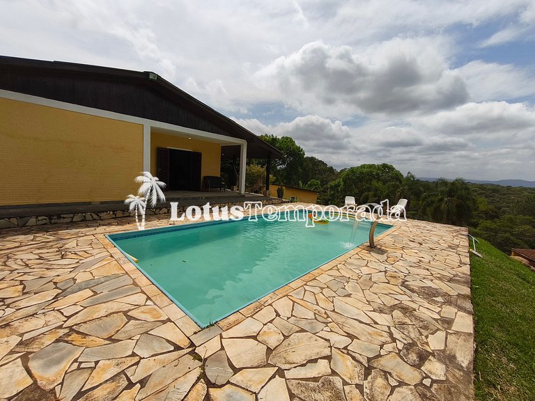 Chácara com 4 dormitórios e lazer completo LT0081