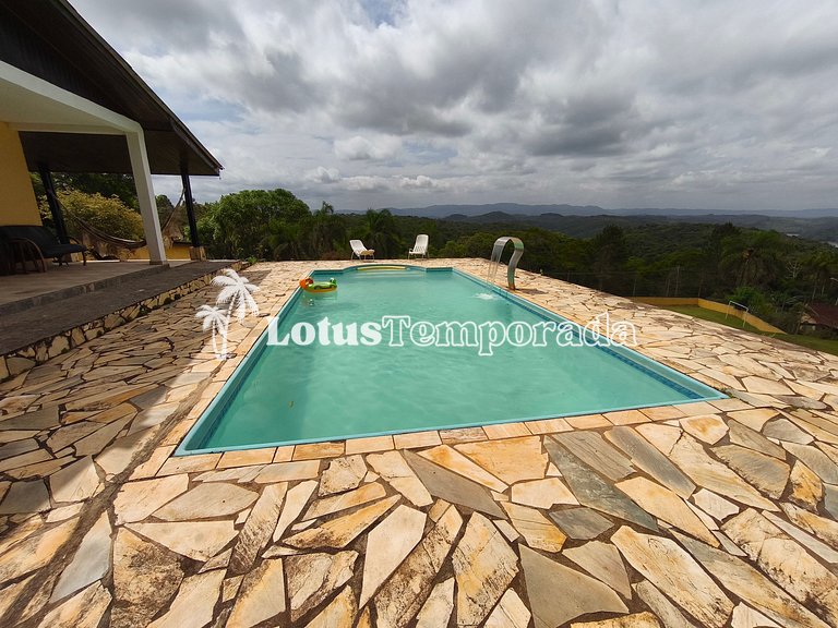 Chácara com 4 dormitórios e lazer completo LT0081