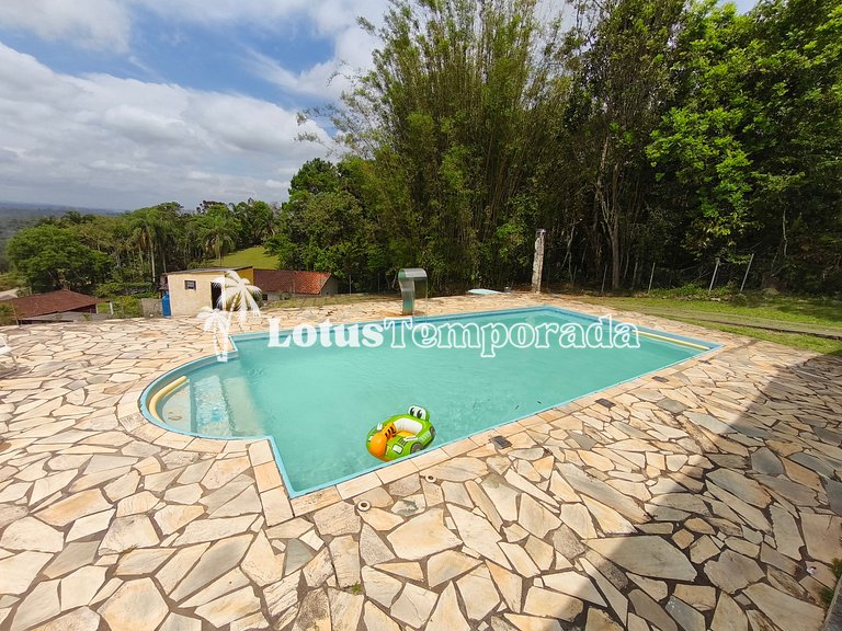 Chácara com 4 dormitórios e lazer completo LT0081