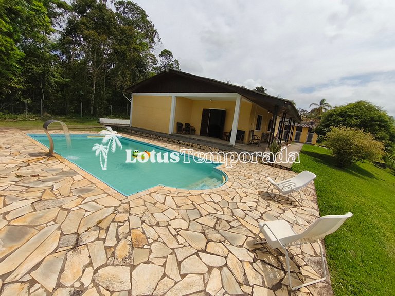 Chácara com 4 dormitórios e lazer completo LT0081