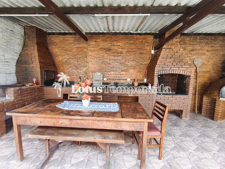 Chácara com 4 dormitórios e lazer completo LT0081