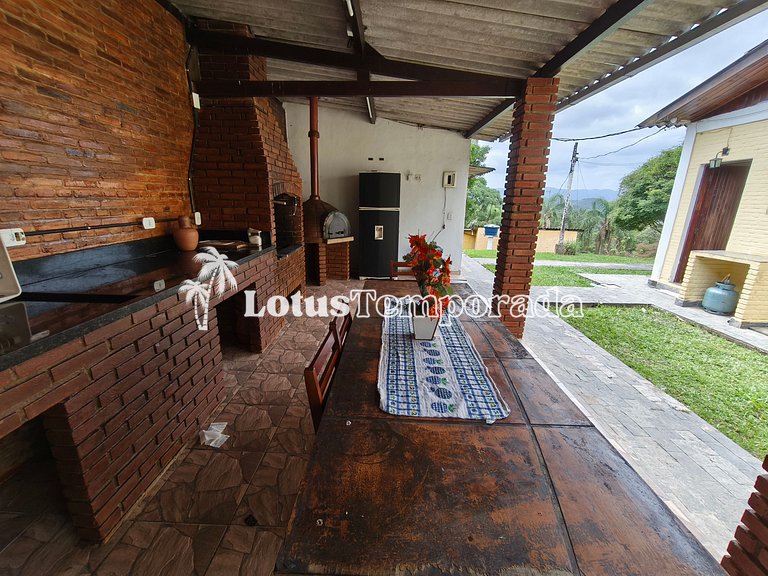 Chácara com 4 dormitórios e lazer completo LT0081