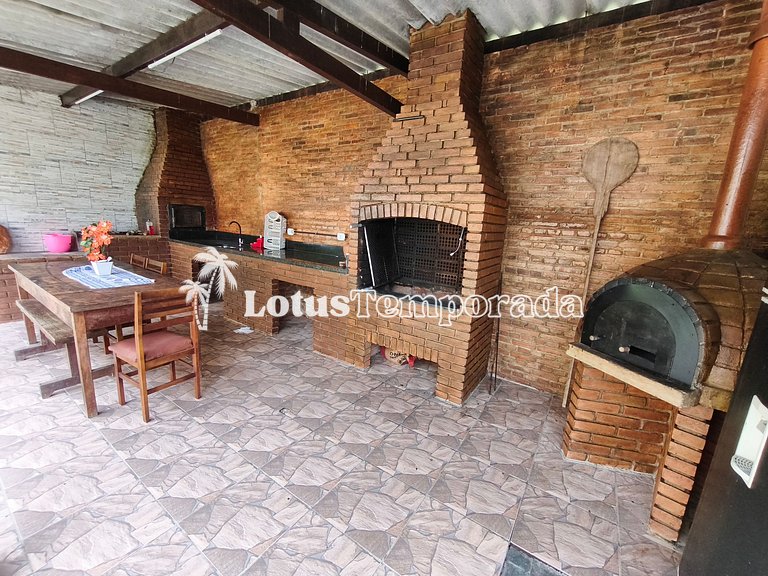 Chácara com 4 dormitórios e lazer completo LT0081