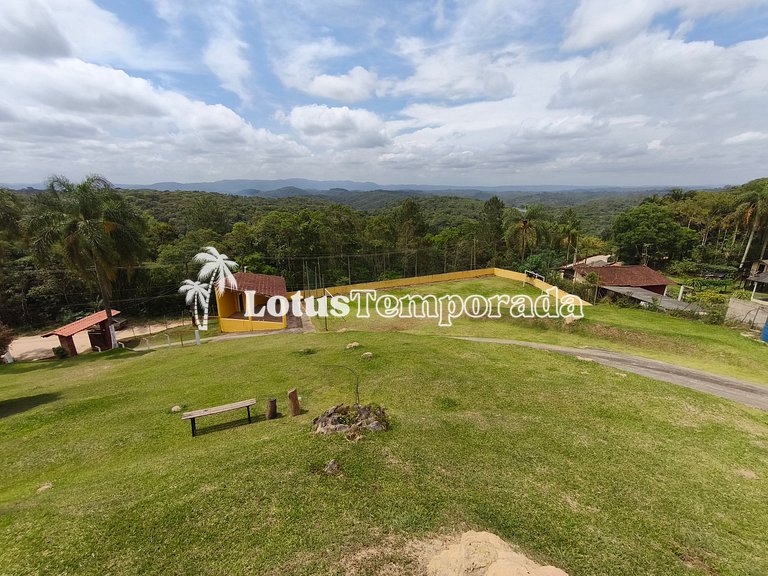 Chácara com 4 dormitórios e lazer completo LT0081