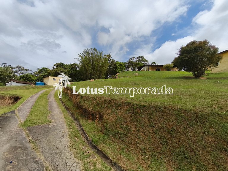 Chácara com 4 dormitórios e lazer completo LT0081