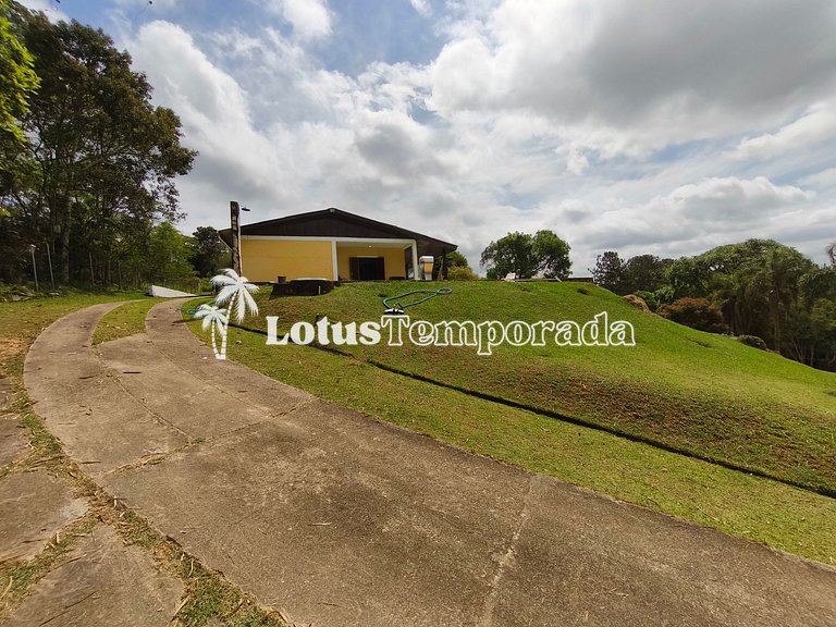 Chácara com 4 dormitórios e lazer completo LT0081