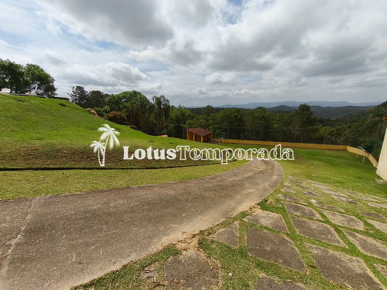 Chácara com 4 dormitórios e lazer completo LT0081