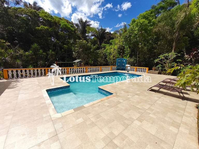 Chácara com 05 dormitórios, piscina e Lazer LT0040