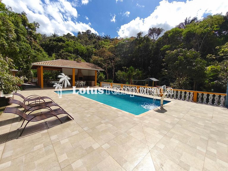 Chácara com 05 dormitórios, piscina e Lazer LT0040