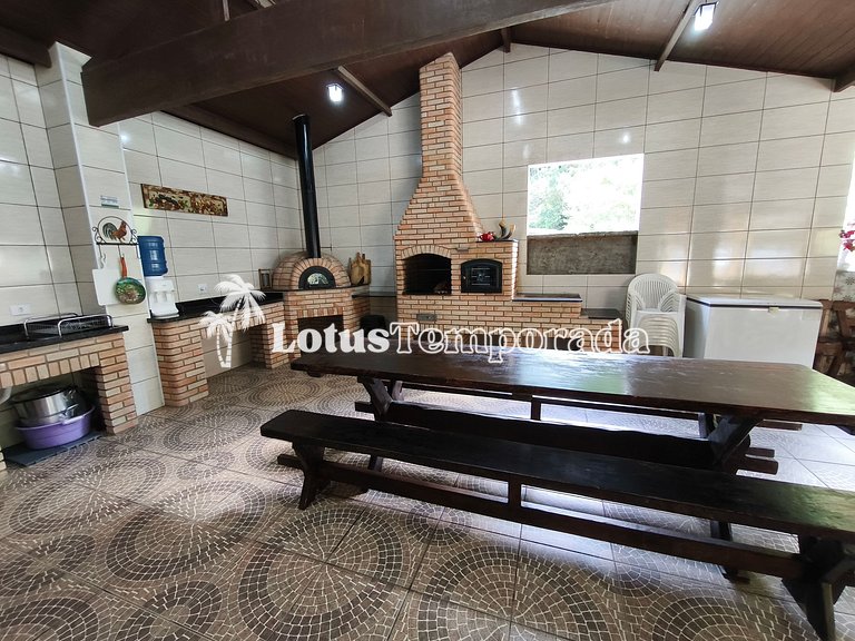 Chácara com 05 dormitórios, piscina e Lazer LT0040