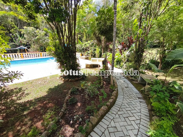 Chácara com 05 dormitórios, piscina e Lazer LT0040
