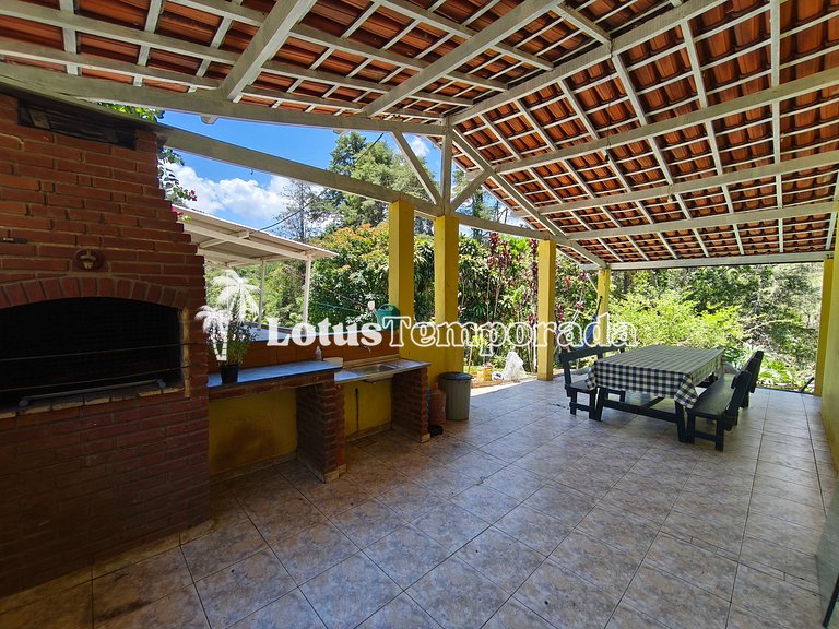 Chácara aconchegante com piscina e lareira LT0084