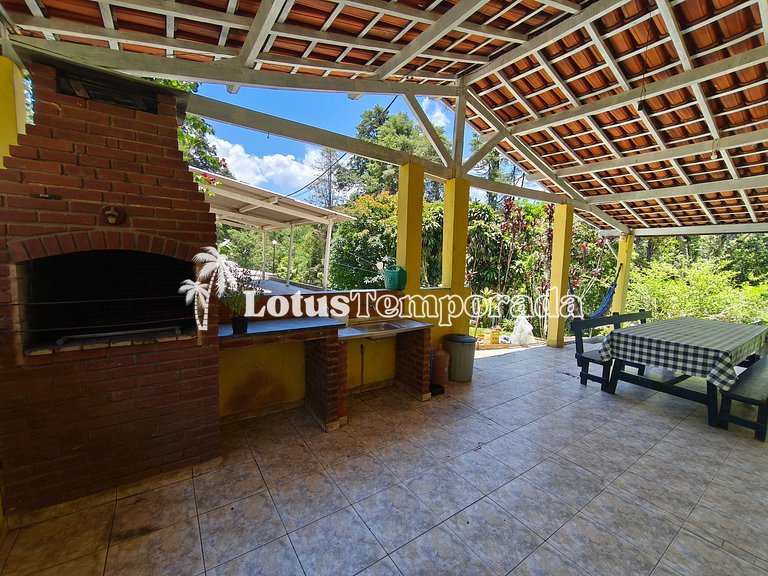 Chácara aconchegante com piscina e lareira LT0084