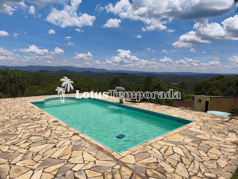 Chácara com 4 dormitórios e lazer completo LT0081