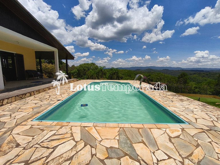 Chácara com 4 dormitórios e lazer completo LT0081