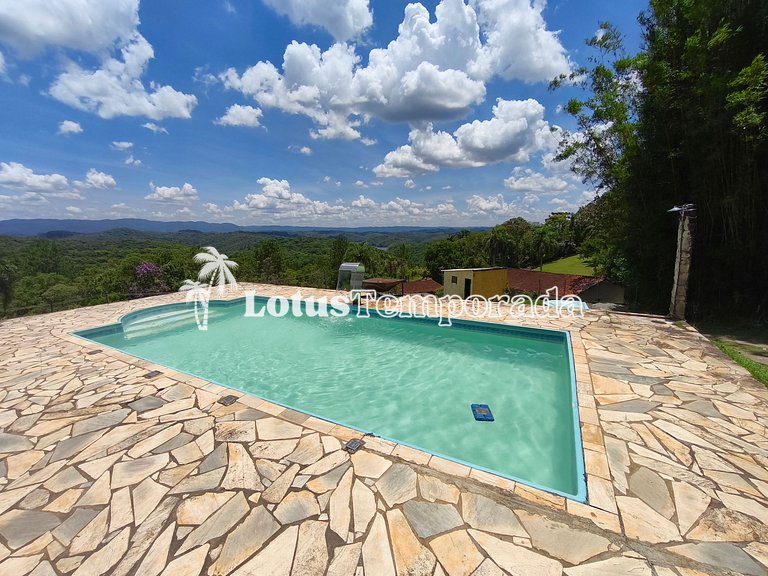 Chácara com 4 dormitórios e lazer completo LT0081