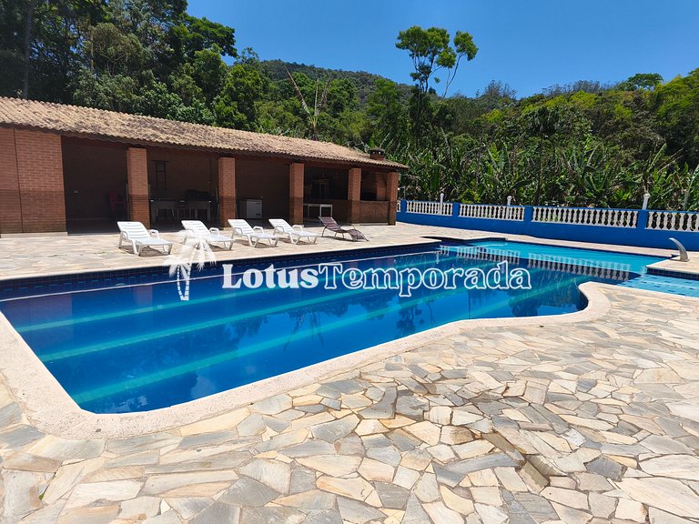 Sítio com piscina 16m, 4 dorms, lago e campo LT0027