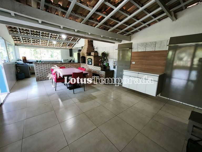 Sítio com piscina 16m, 4 dorms, lago e campo LT0027