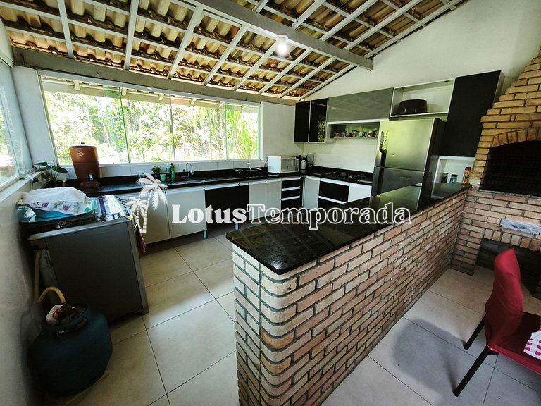 Sítio com piscina 16m, 4 dorms, lago e campo LT0027