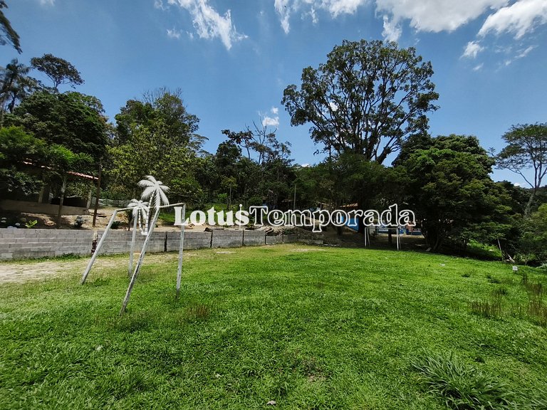 Sítio com piscina 16m, 4 dorms, lago e campo LT0027