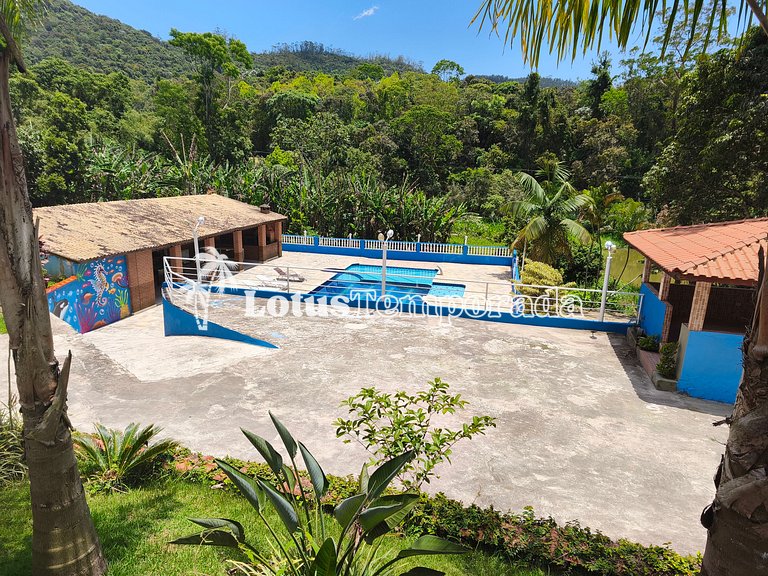 Sítio com piscina 16m, 4 dorms, lago e campo LT0027