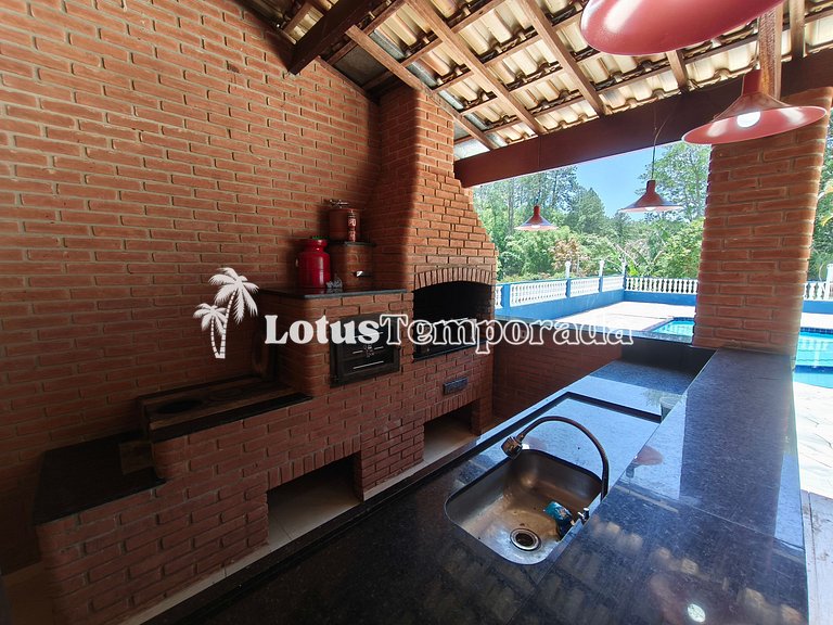 Sítio com piscina 16m, 4 dorms, lago e campo LT0027