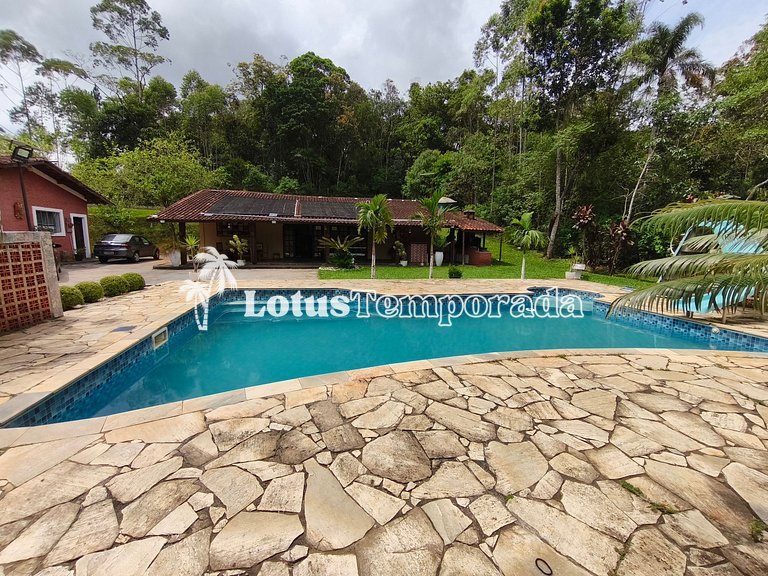 Chácara familiar com lago e fácil acesso LT0090