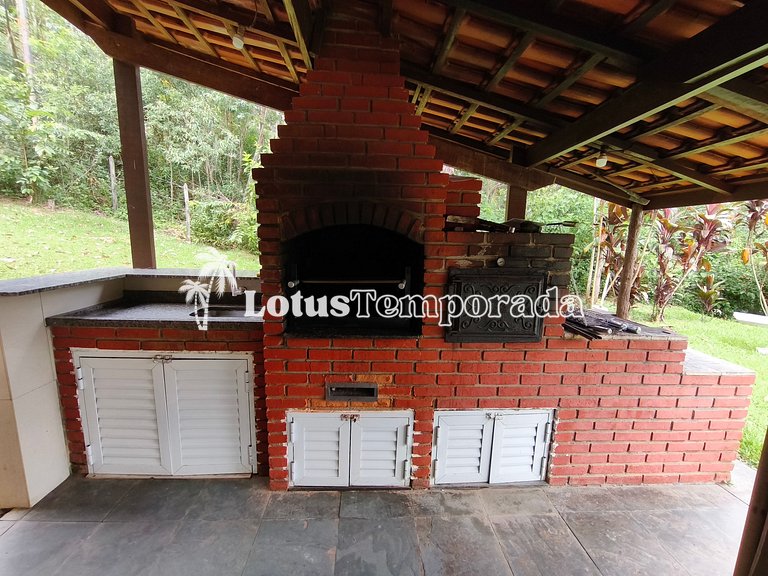 Chácara familiar com lago e fácil acesso LT0090