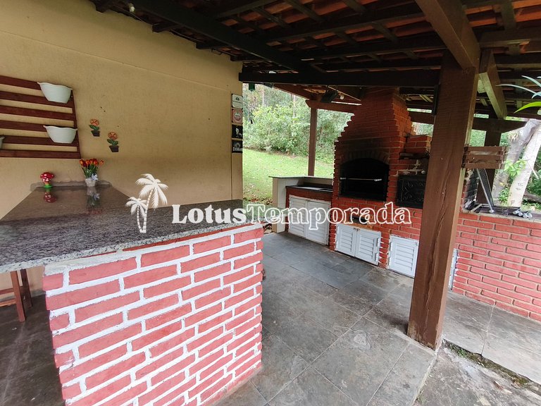 Chácara familiar com lago e fácil acesso LT0090