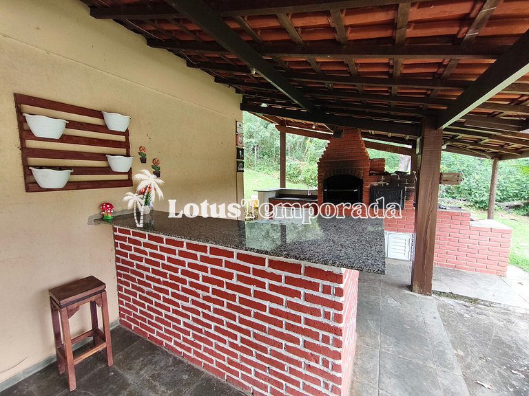 Chácara familiar com lago e fácil acesso LT0090