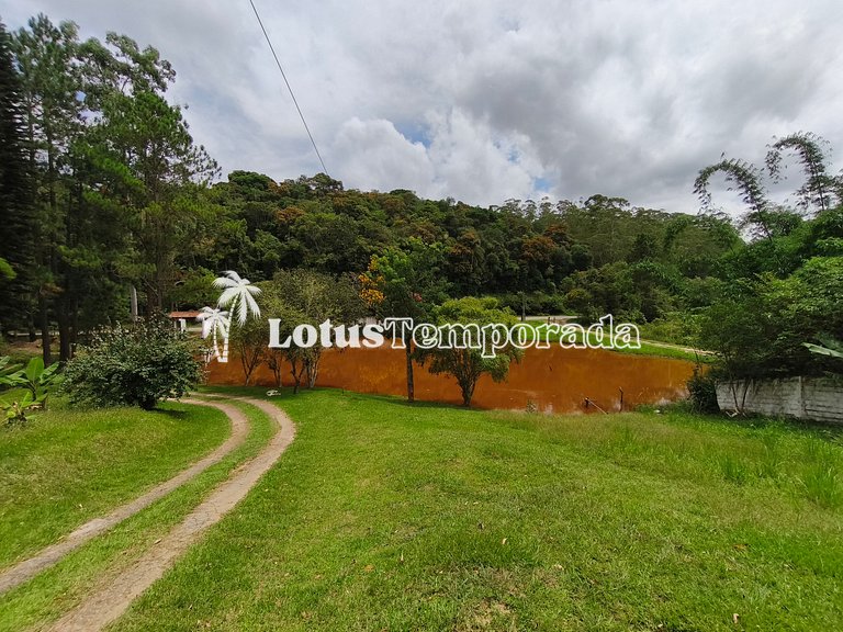 Chácara familiar com lago e fácil acesso LT0090